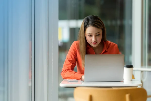 Mooie Jonge Vrouw Met Laptop Zittend Een Coffeeshop — Stockfoto