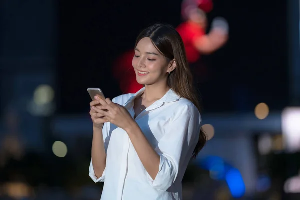 Retrato Aire Libre Una Mujer Joven Con Cara Sonriente Usando —  Fotos de Stock