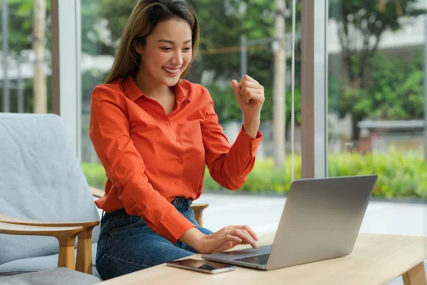 Mooie Jonge Vrouw Met Gelukkig Schreeuwen Verrast Gezicht Met Behulp — Stockfoto