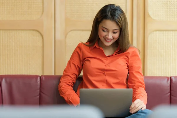 Schöne Junge Frau Sitzt Mit Laptop Einem Café — Stockfoto