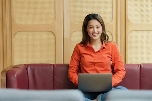 Όμορφη Νεαρή Γυναίκα Που Χρησιμοποιεί Φορητό Υπολογιστή Κάθεται Μια Καφετέρια — Φωτογραφία Αρχείου