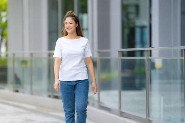 Front View Woman White Shirt Blue Jeans Standing City Street — Φωτογραφία Αρχείου