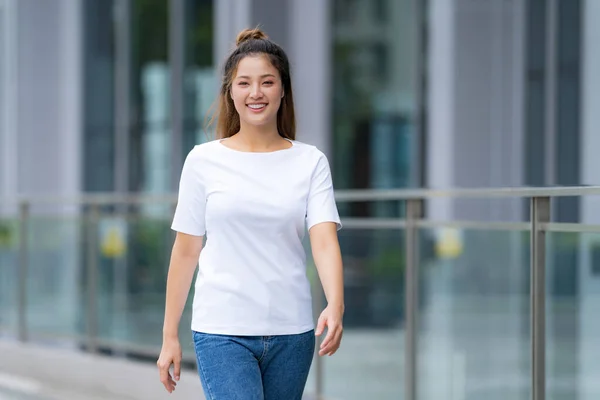 Vista Frontal Mujer Camiseta Blanca Vaqueros Azules Pie Fuera Fondo — Foto de Stock