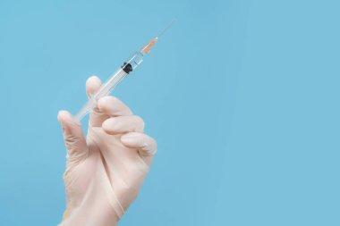 Şırınga doktor elinde, hemşire ya da doktor, yakın plan.