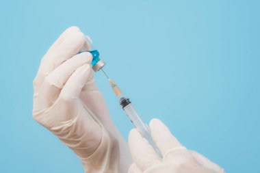 Şırınga ve ilaç kullanan doktorun elleri, hemşire ya da doktor, yakın plan.