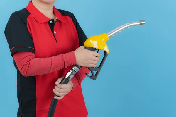 Mulher Segurar Bico Combustível Isolado Fundo Azul — Fotografia de Stock