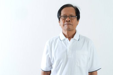 Gözlüklü Asyalı son sınıf öğrencisinin portresi.