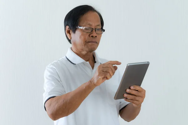 Portrait Homme Âgé Asiatique Utilisant Une Application Tablette Numérique — Photo