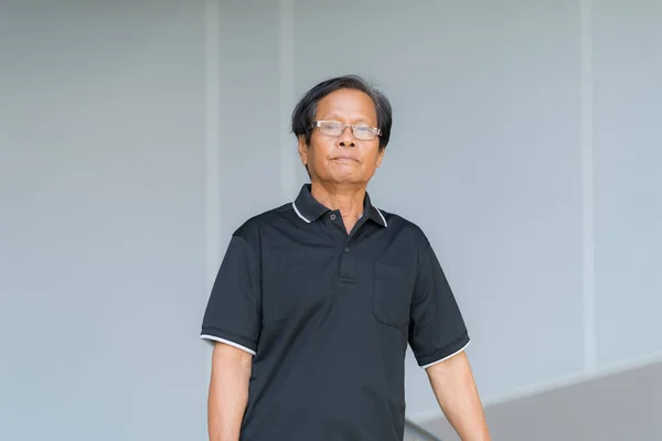 Porträtt Asiatisk Senior Man Med Glasögon — Stockfoto