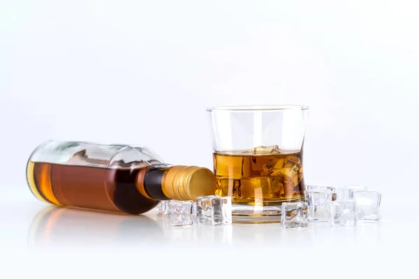 白底威士忌加冰块和瓶子的杯子 — 图库照片