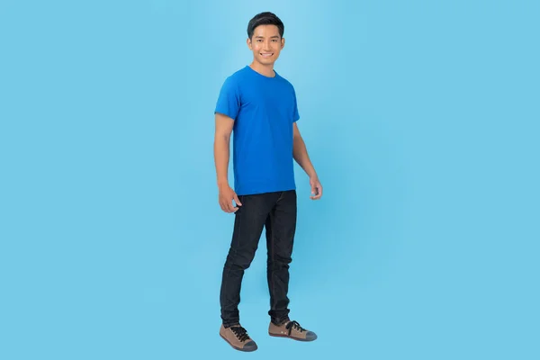Tričko Design Mladý Muž Modrém Tričku Izolované Modrém Pozadí — Stock fotografie