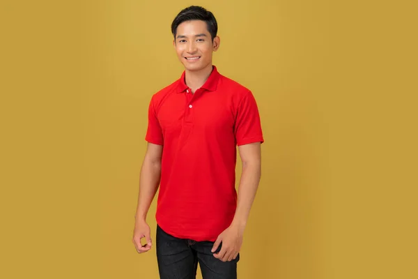 Tričko Design Mladý Muž Červené Košili Izolované Oranžovém Pozadí — Stock fotografie