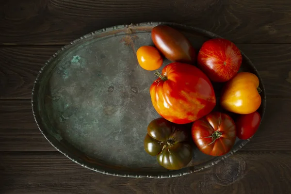 丑陋的拉夫 库马托 传家宝番茄在黄铜托盘与复制空间 自产和新鲜收集 — 图库照片