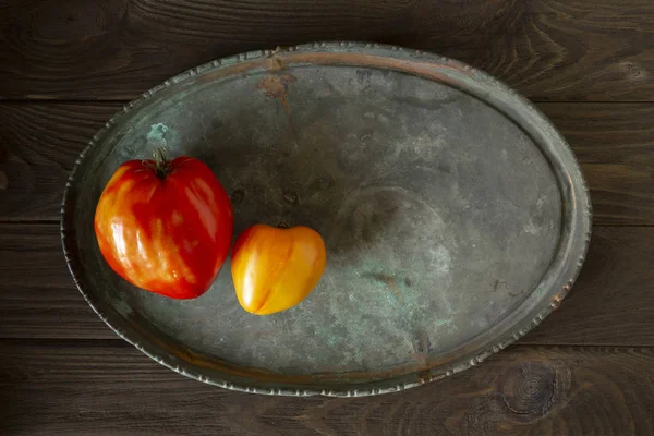 Pirinç Tepsi Üzerinde Iki Büyük Hatıra Kalp Şeklinde Domates Homegrown — Stok fotoğraf