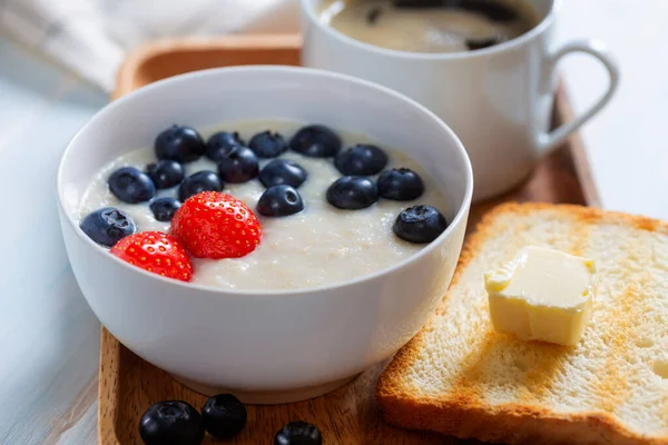 Havermout Met Verse Aardbeien Bosbessen Toast Met Boter Een Kop — Stockfoto