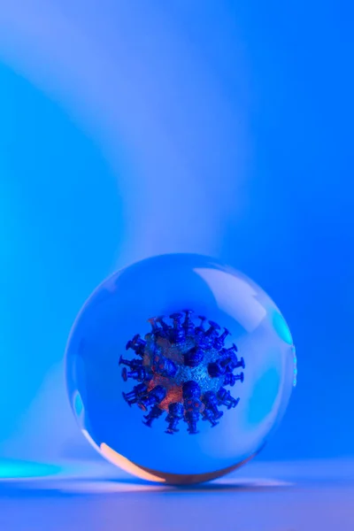 Hücrenin Içinde Covid Virüsü Var Cam Küredeki Virüs Modeli Mavi Stok Fotoğraf