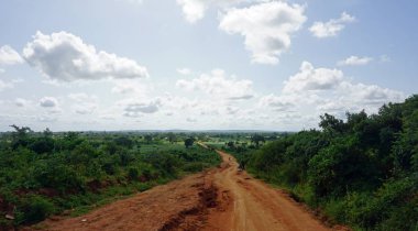 kenya tipik kırmızı yola yakın marafa yapım aşamasında