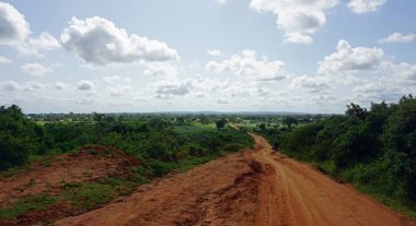 kenya tipik kırmızı yola yakın marafa yapım aşamasında