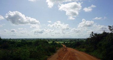 kenya tipik kırmızı yola yakın marafa yapım aşamasında