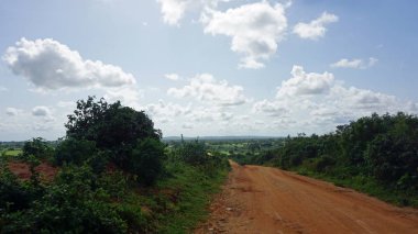 kenya tipik kırmızı yola yakın marafa yapım aşamasında