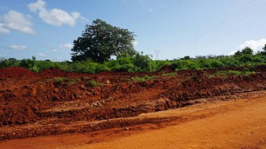 kenya tipik kırmızı yola yakın marafa yapım aşamasında