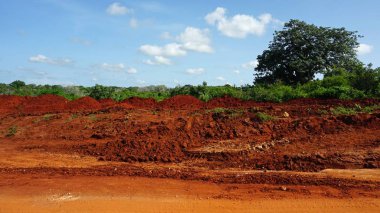 kenya tipik kırmızı yola yakın marafa yapım aşamasında