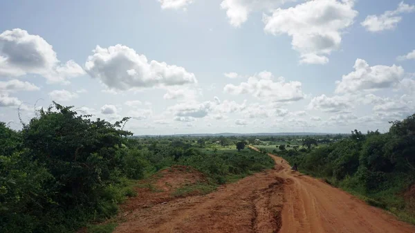 肯尼亚典型的 Marafa 附近建设的红色公路 — 图库照片