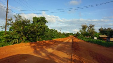 kenya tipik kırmızı yola yakın marafa yapım aşamasında