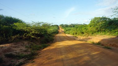 kenya tipik kırmızı yola yakın marafa yapım aşamasında