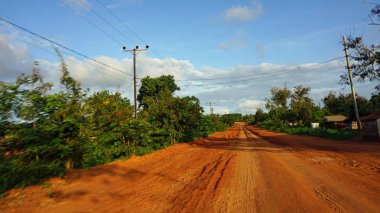 kenya tipik kırmızı yola yakın marafa yapım aşamasında