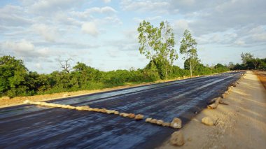 kenya tipik kırmızı yola yakın marafa yapım aşamasında