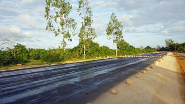 kenya tipik kırmızı yola yakın marafa yapım aşamasında