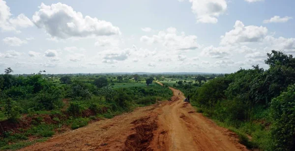 kenya tipik kırmızı yola yakın marafa yapım aşamasında