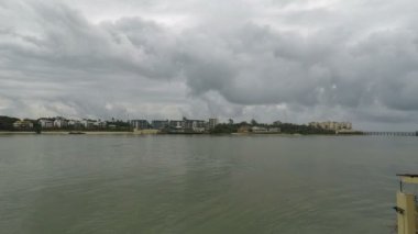 bir yağmurlu günde mombasa liman