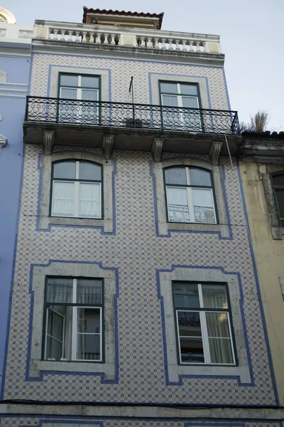 里斯本住宅区五颜六色的老房子 — 图库照片