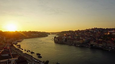 douro Nehri ile porto üzerinden günbatımı