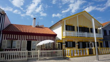 küçük tradiotional ve renkli evler costa Nova