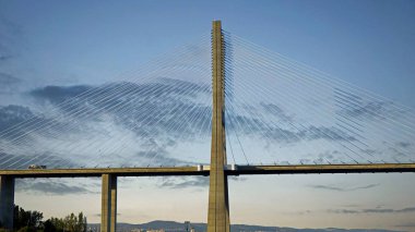 modern köprü Lizbon Portekiz, gün batımında