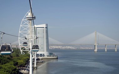 Portekizce şehir Lizbon ile modern bir gökdelen