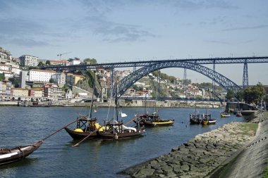 Porto douro nehrinde geleneksel renkli tekneler