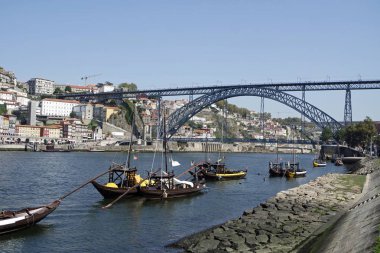 Porto douro nehrinde geleneksel renkli tekneler