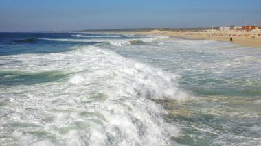 fouradouro Beach sonbahar sırasında ağır dalgalar