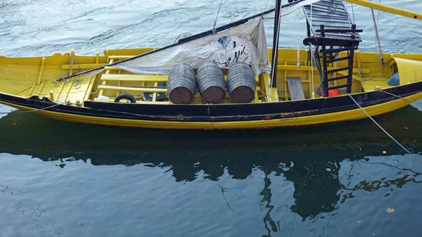 ポルトのドウロ川の伝統的なカラフルなボート — ストック写真