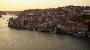 douro Nehri ile porto üzerinden günbatımı