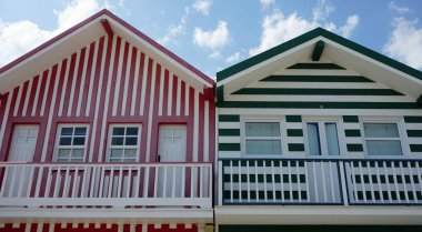 küçük tradiotional ve renkli evler costa Nova