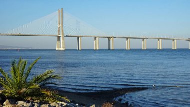 modern köprü Lizbon Portekiz, gün batımında