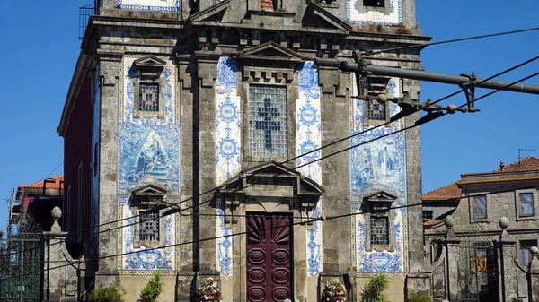有名な伝統的な建物が付いているポルトガルの町ポルト — ストック写真