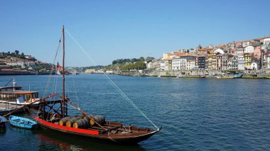 Porto douro nehrinde geleneksel renkli tekneler