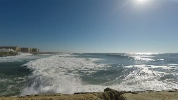 vagues lourdes touchant la plage atlantique en portugais 