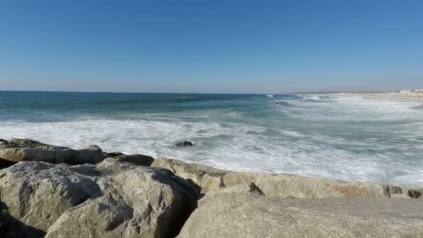 Βαρέα Κύματα Αγγίζοντας Ατλαντικού Παραλία Στην Πορτογαλία — Αρχείο Βίντεο